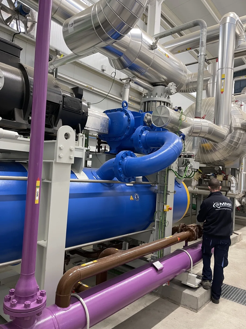Técnico de MMR trabajando sobre una instalación frigorífica industrial