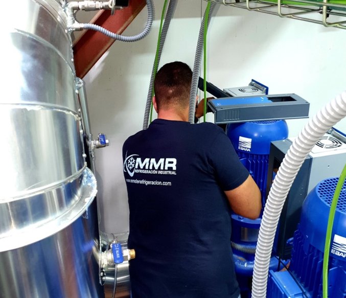Técnico de MMR interviniendo en sala de máquinas