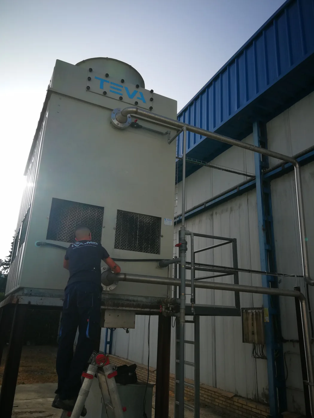 Técnico de MMR realizando mantenimiento de torre de refrigeración